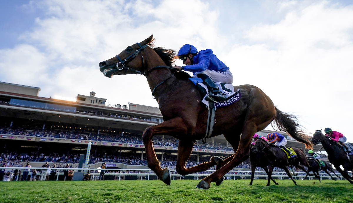 Notable Speech i Godolphins kongeblå farver med William Buick trækker fri af feltet på Del Mars græsbane i modlys