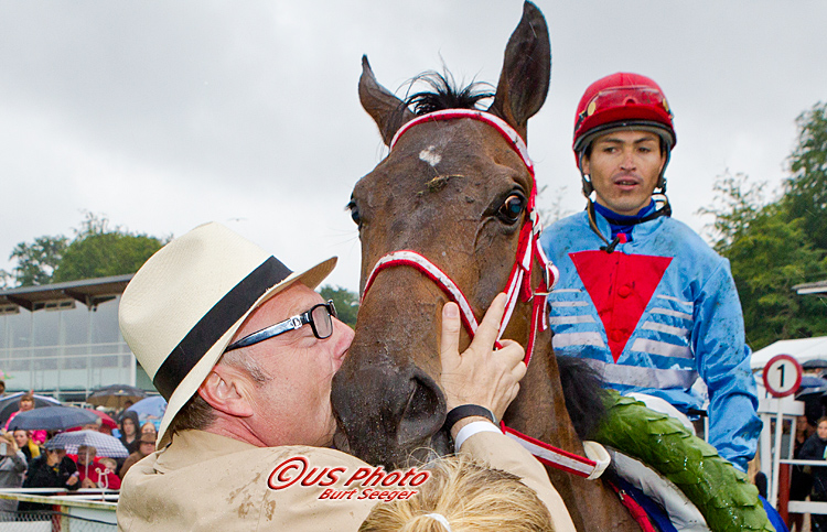 Stald Seasides ene halvdel, Michael Jakobsen, takker Francisco Castro-trænede Darcy for årets Derbysejr på Klampenborg. Foto: US Photo.