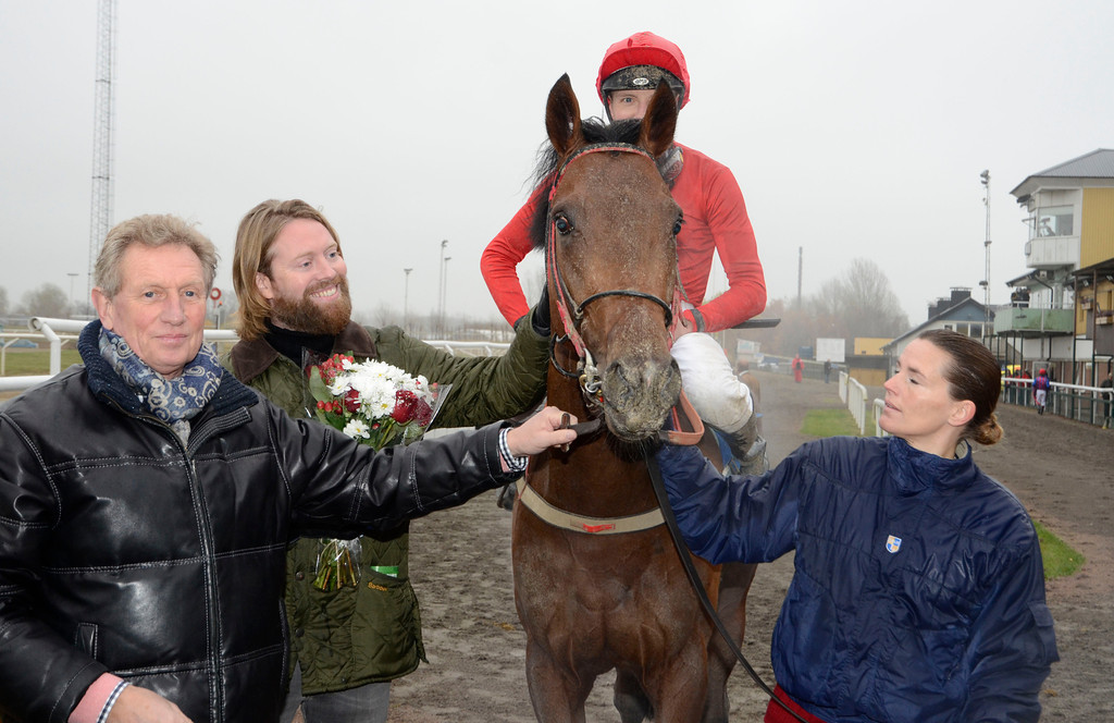 Wido Neuroth og Tom Erik Kjeseth modtog Diamant og Jan-Erik Neuroth efter den sidste sejr i 2012 på Jägersro. Foto: Stefan Olsson / Svensk Galopp.