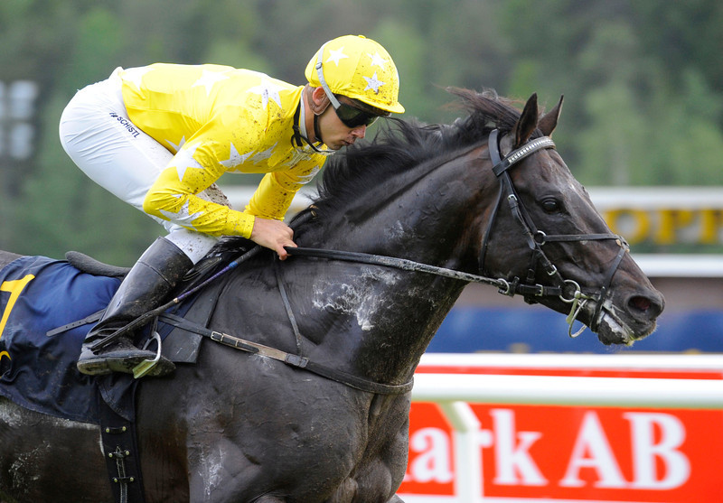 Giant Sandman og Rafael Schistl vinder Täby Vårsprint (L). Foto: Strefan Olsson / Svensk Galopp.