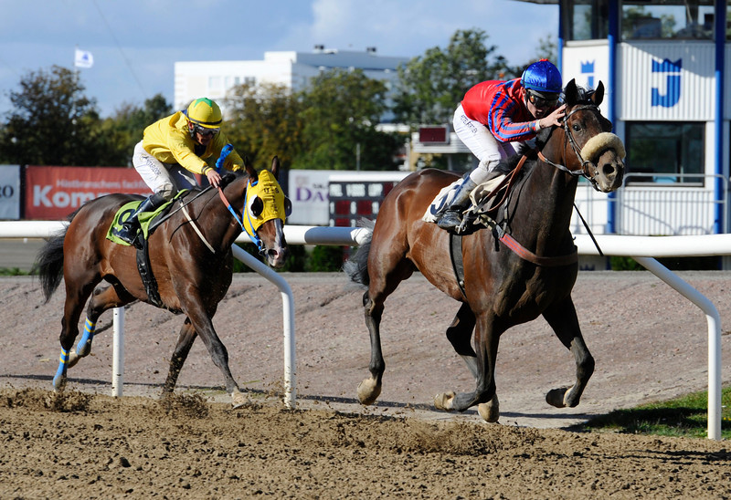 Hurricane Emerald/Oliver Wilson vinder foran Eagle Eye Star og Curtain Patch. Foto: Stefan Olsson / Svensk Galopp.