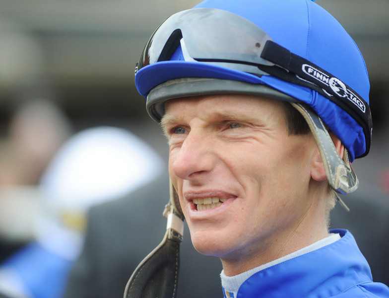 Jacob Johansen tilbageerobrede føringen i Täbys jockeyliga søndag eftermiddag. Foto: Stefan Olsson / Svensk Galopp.