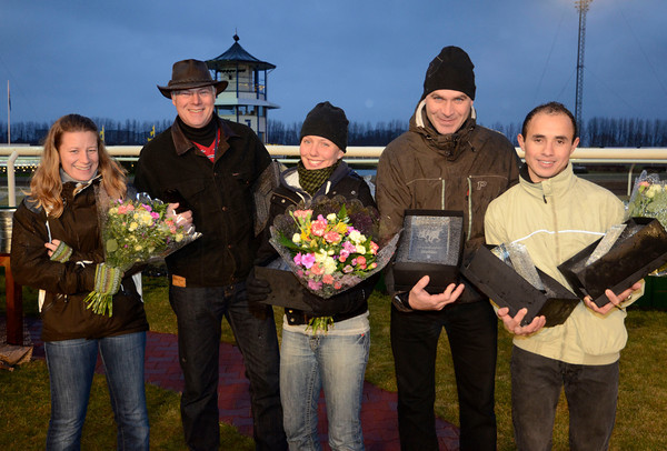 Champions på Jägersro. Fra højre: Valmir De Azeredo, Lennart Reuterskiöld Jr., Tina Henriksson, Peter Jardby og Linda Reuterskiöld (stand-in for Zawawi Racing). Foto Stefan Olsson / Svensk Galopp.