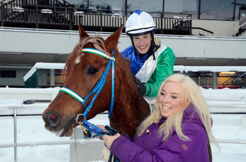 Max W. Friberg efter sejren med Samshayah på Täby i december. Foto: Stefan Olsson / Svensk Galopp.