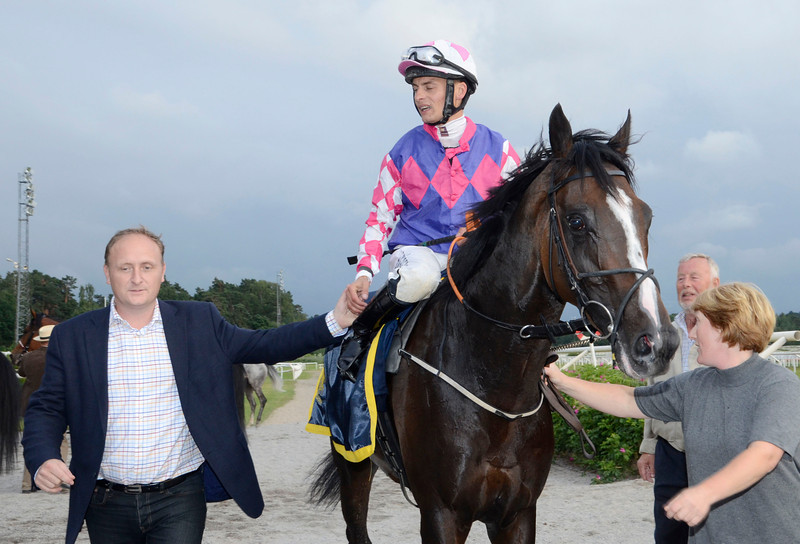 Niels Petersen og Per-Anders Gråberg med Silver Ocean. Foto: Stefan Olsson / Svensk Galopp.