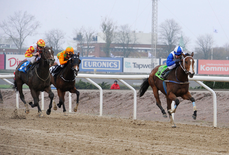 Sweet Loreen/Valmir De Azeredo vinder Hurricane Juvenile foran IKC Kick Back/Oliver Wilson og Marmala/Per-Anders Gråberg. Foto: Stefan Olsson / Svensk Galopp.