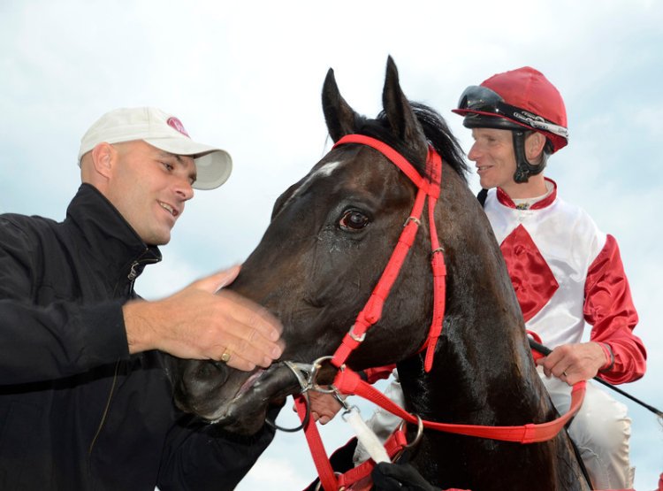 Uppercut Action med sin træner Lennart Reuterskiöld Jr. og jockey Jacob Johansen. Foto: Svensk Galopp.