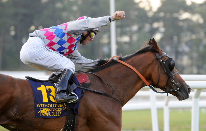 Without Fear og Fredrik Johansson skærer målstregen som vindere af Stockholm Cup International (Gr.3). Foto: Stefan Olsson / Svensk Galopp.