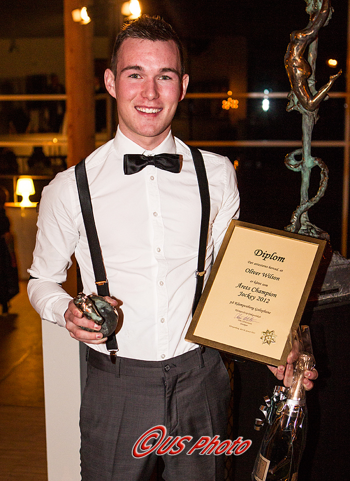 Oliver Wilson med sit diplom og prisen for titlen som Årets Champion Jockey 2012 på Klampenborg. Foto: US Photo.