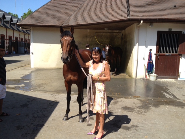 Beatrice Marsing med sin nyindkøbte 2-årige hingst Composed (Sakhee's Secret) i Deauville.