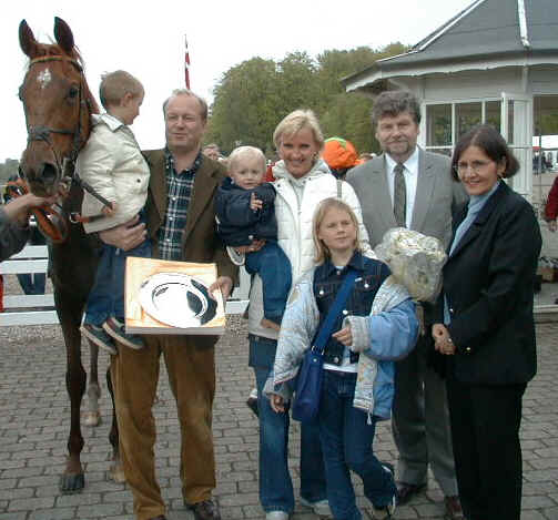 Arkivfoto af Shaisa med familien Nagell-Erichsen efter sejren i Mowerinaløb 1999 på Klampenborg. Foto: Scandinavian Raceweb.