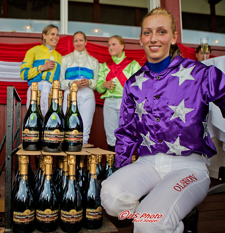Emma Olsson kunne efter protest kåres som årets Champagne-vinder på Klampenborg. Foto: US Photo.