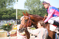 Red Bob med sin træner Johnny Reimer og jockey Kim Andersen efter en sejr på Jydsk Væddeløbsbane. Foto: Provinsgalop.dk