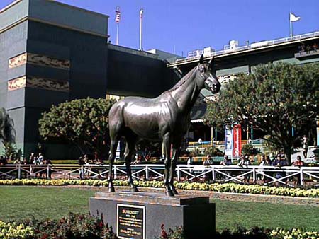 Statuen af 1930'ernes verdenssensation, Seabiscuit, byder stolt publikum velkommen til Santa Anita i Los Angeles.