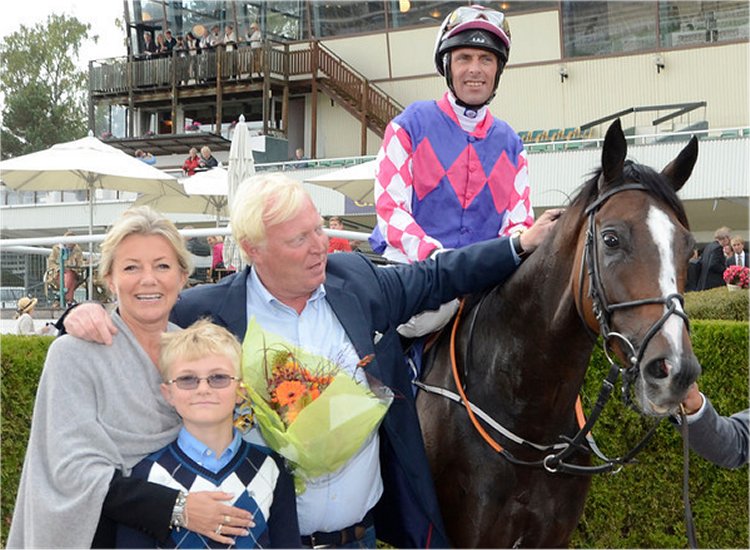 Familien Gill med Silver Ocean og Fredrik Johansson efter sejren i Nickes Minneslöpning (L) i søndags. Foto: Stefan Olsson / Svensk Galopp.