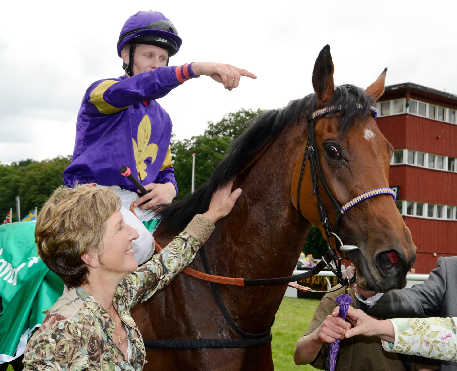 Tigress Eleven med jockey Nicolaj Stott og træner Hanne Bechmann efter sejren i Seeland Dansk Derby 2011. Foto: US Photo.